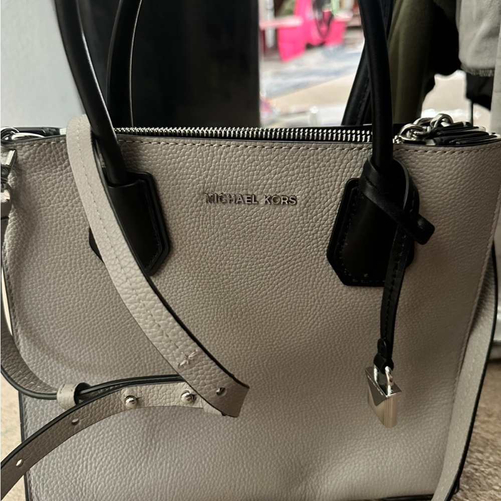 michaels kors purse grey black and white accordion style gently used